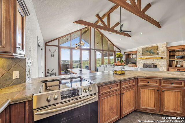 Listing photo id 9 for 717 Riviera  