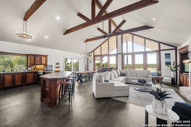 Listing photo id 11 for 717 Riviera  