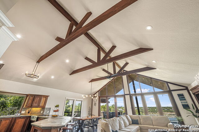 Listing photo id 12 for 717 Riviera  