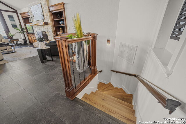 Listing photo id 13 for 717 Riviera  