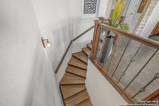 Listing photo id 14 for 717 Riviera  