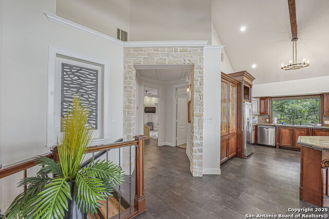 Listing photo id 15 for 717 Riviera  