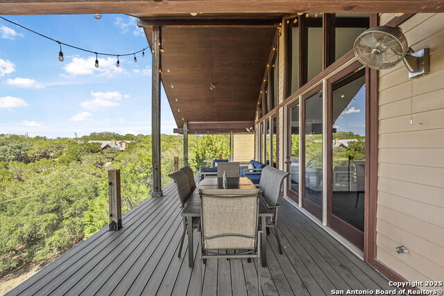 Listing photo id 18 for 717 Riviera  