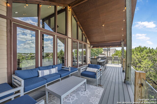 Listing photo id 19 for 717 Riviera  