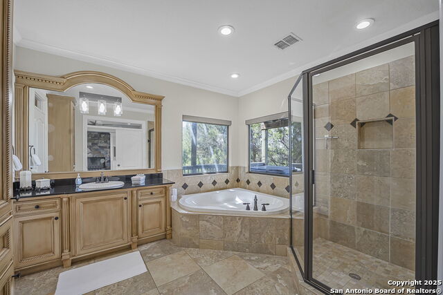Listing photo id 22 for 717 Riviera  