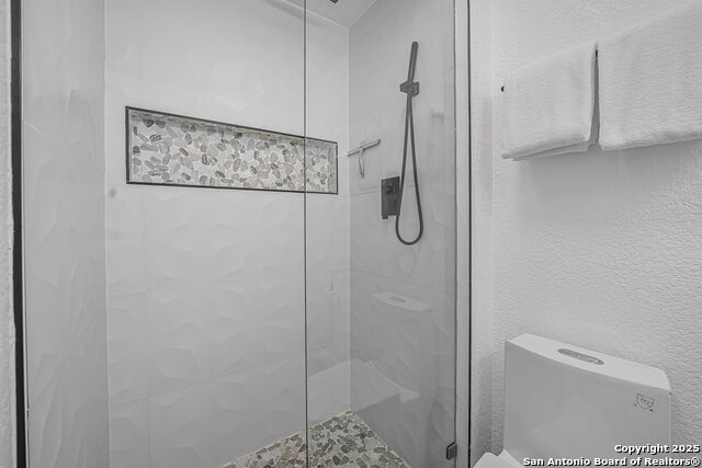 Listing photo id 37 for 717 Riviera  