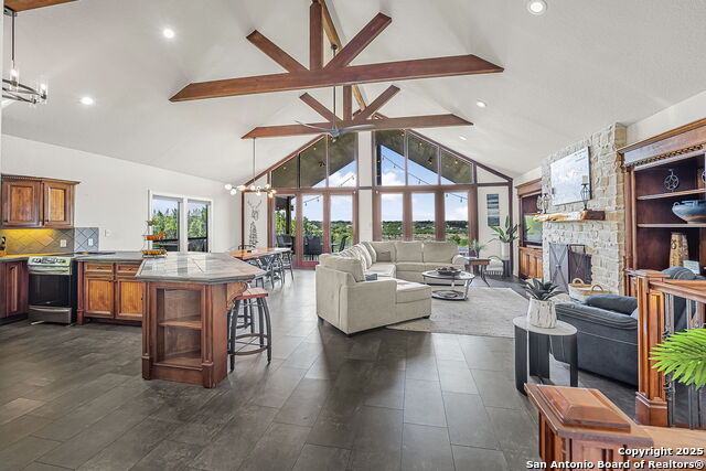 Listing photo id 2 for 717 Riviera  