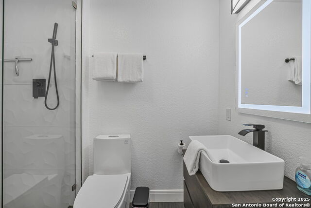 Listing photo id 38 for 717 Riviera  