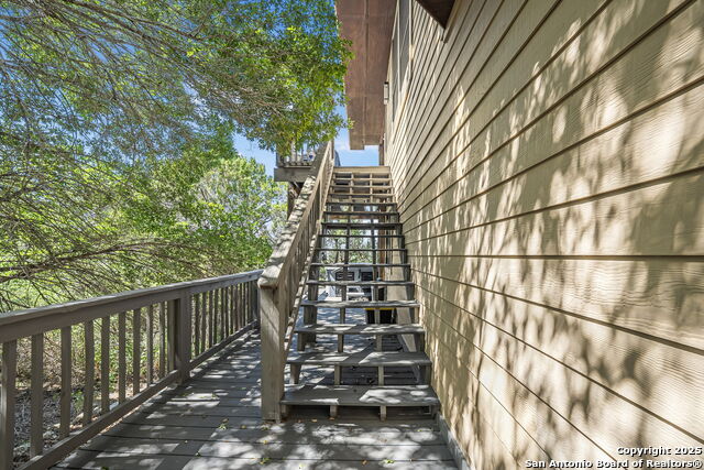 Listing photo id 40 for 717 Riviera  