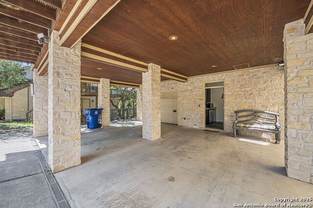 Listing photo id 41 for 717 Riviera  