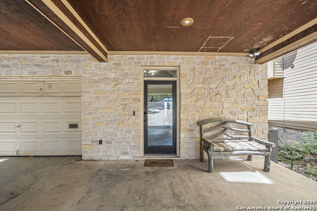 Listing photo id 42 for 717 Riviera  