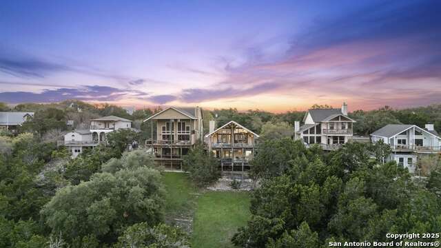 Listing photo id 46 for 717 Riviera  