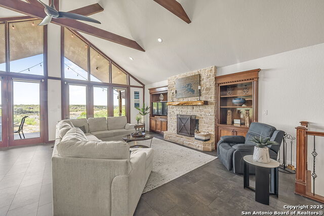 Listing photo id 3 for 717 Riviera  