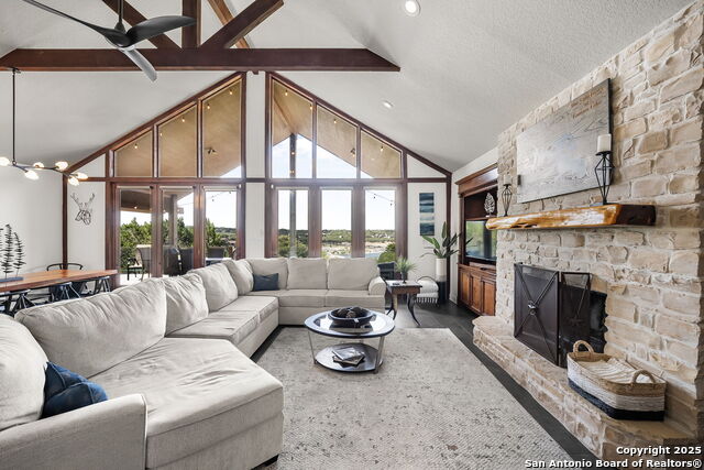 Listing photo id 4 for 717 Riviera  