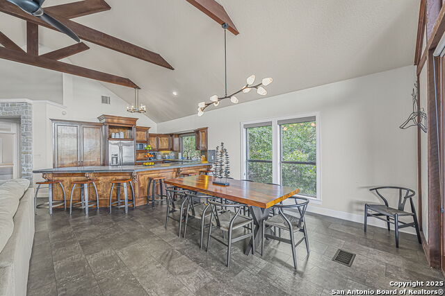 Listing photo id 5 for 717 Riviera  