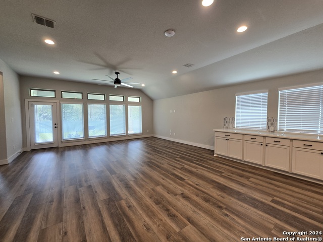 Listing photo id 10 for 14132 June Flower