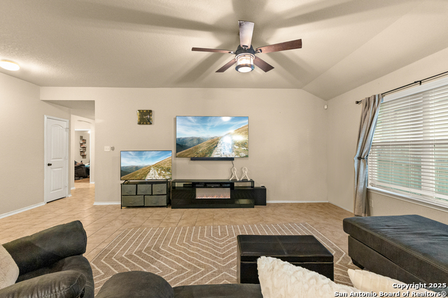 Listing photo id 8 for 1827 Aspen Silver