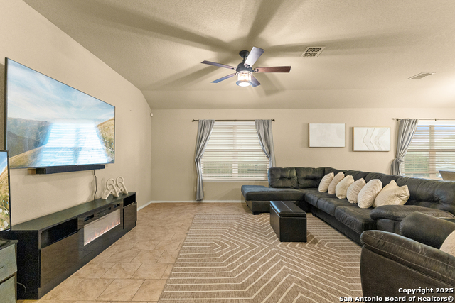 Listing photo id 7 for 1827 Aspen Silver