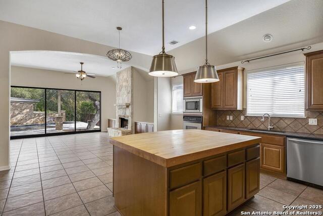 Listing photo id 3 for 1231 Walkers Way