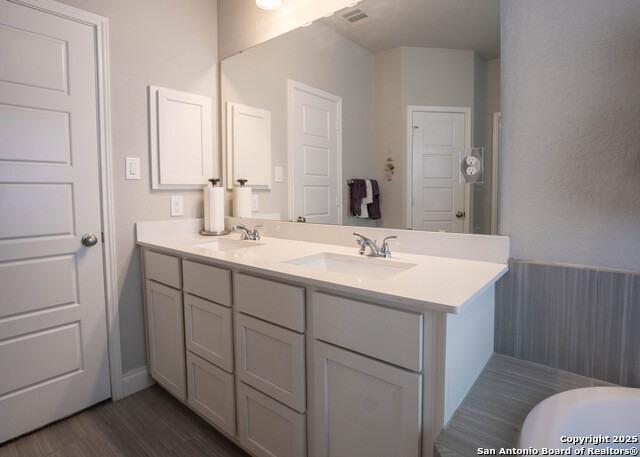 Listing photo id 16 for 28417 Shailene