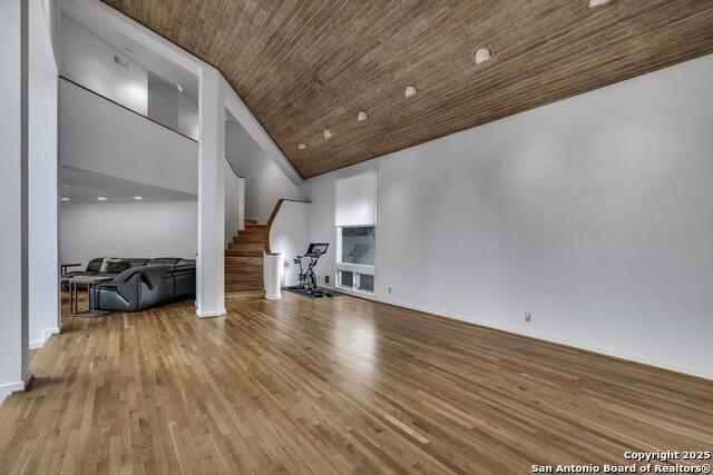 Image 8 of 35 For 212 La Rue Ann