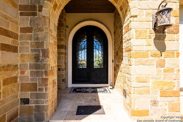 Listing photo id 0 for 631 Menger Springs