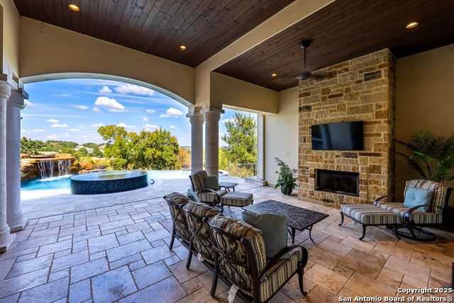 Listing photo id 32 for 631 Menger Springs