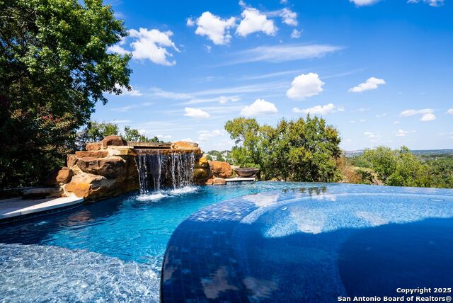 Listing photo id 38 for 631 Menger Springs