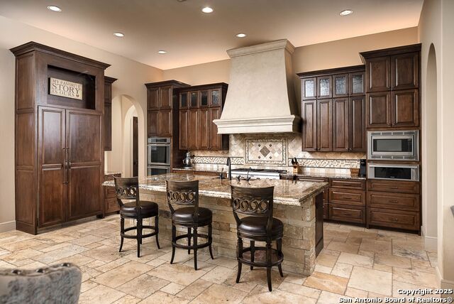 Listing photo id 5 for 631 Menger Springs