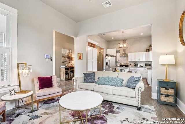 Image 10 of 39 For 721 Saint James