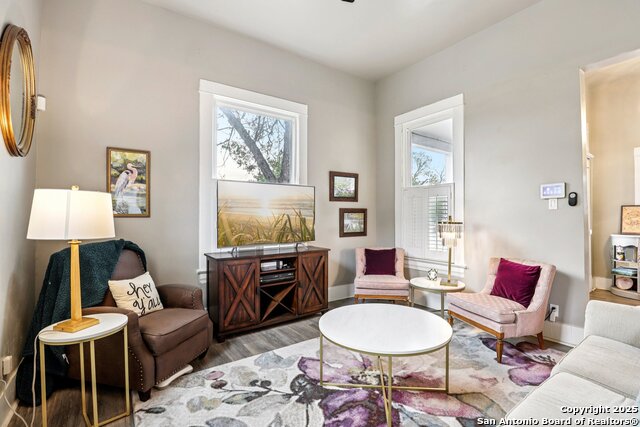 Image 13 of 39 For 721 Saint James