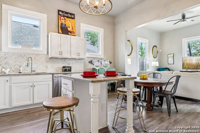 Image 19 of 39 For 721 Saint James