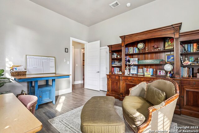 Image 24 of 39 For 721 Saint James