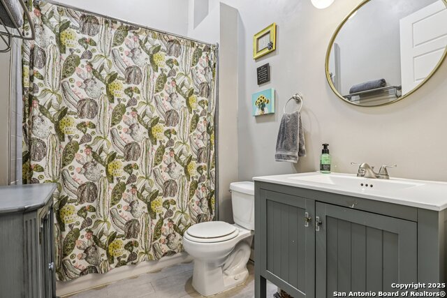 Image 25 of 39 For 721 Saint James