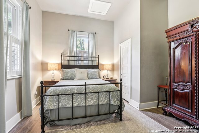 Image 26 of 39 For 721 Saint James