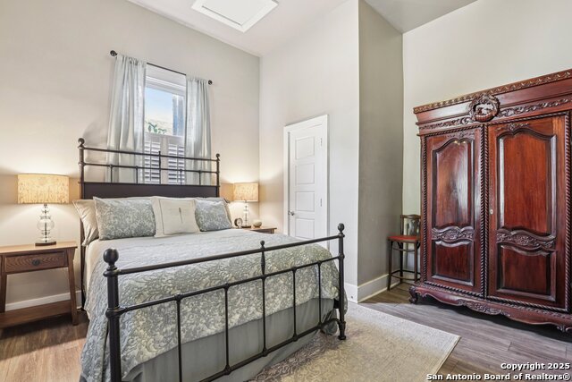 Image 27 of 39 For 721 Saint James