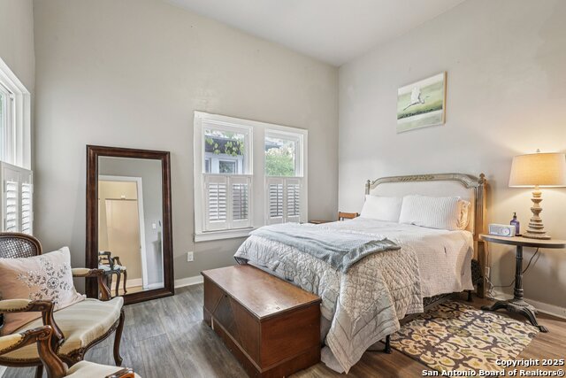 Image 28 of 39 For 721 Saint James