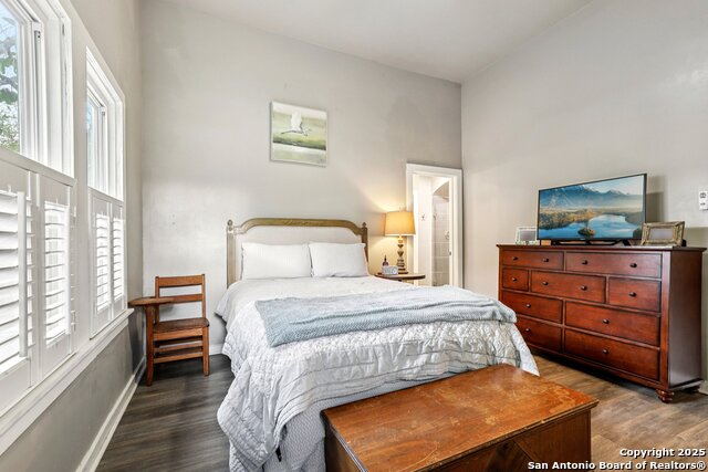 Image 29 of 39 For 721 Saint James