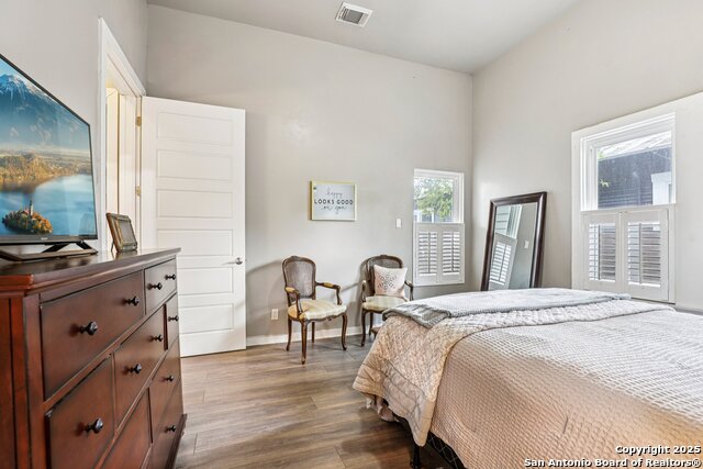 Image 30 of 39 For 721 Saint James