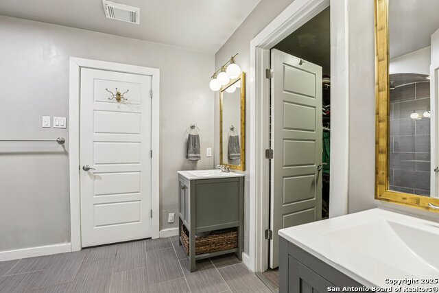 Image 32 of 39 For 721 Saint James