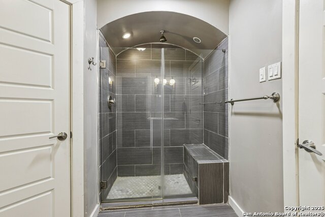 Image 33 of 39 For 721 Saint James