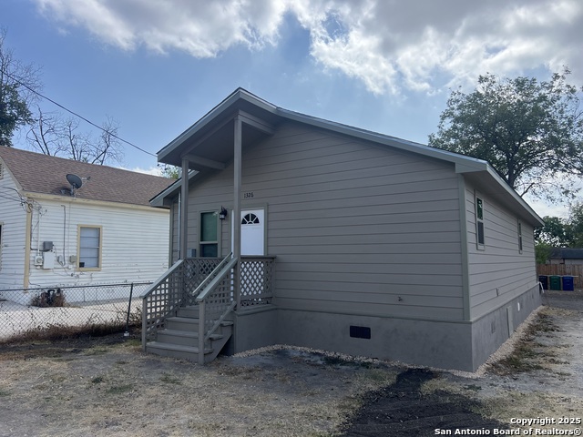 Image 2 of 22 For 1326 Hutchins Pl W