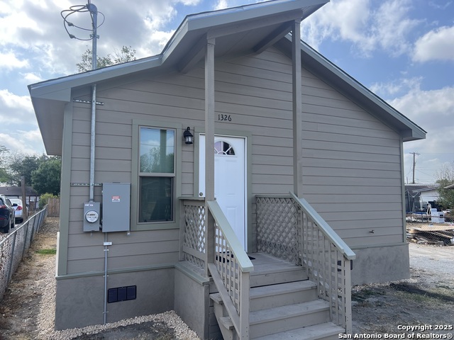 Image 3 of 22 For 1326 Hutchins Pl W