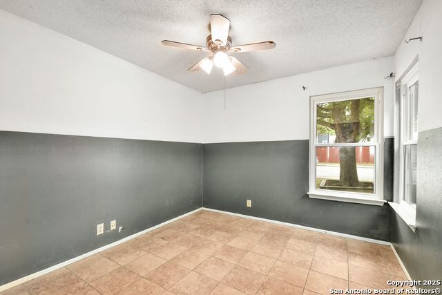 Listing photo id 12 for 14207 Rowe Drive