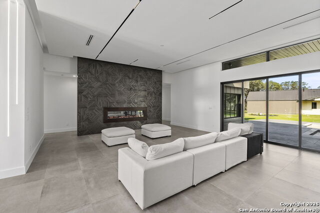 Image 10 of 38 For 11019 Porter Springs