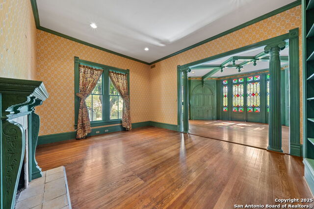 Listing photo id 8 for 833 Belvin  