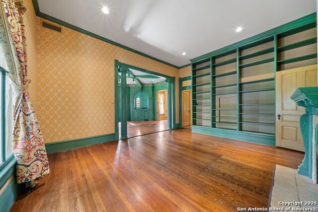 Listing photo id 9 for 833 Belvin  