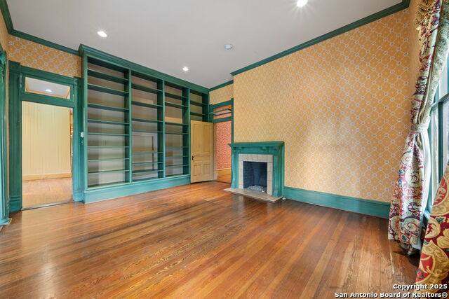 Listing photo id 10 for 833 Belvin  