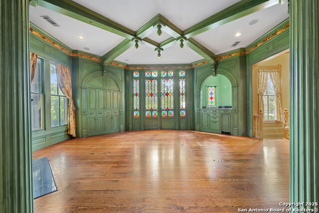 Listing photo id 12 for 833 Belvin  