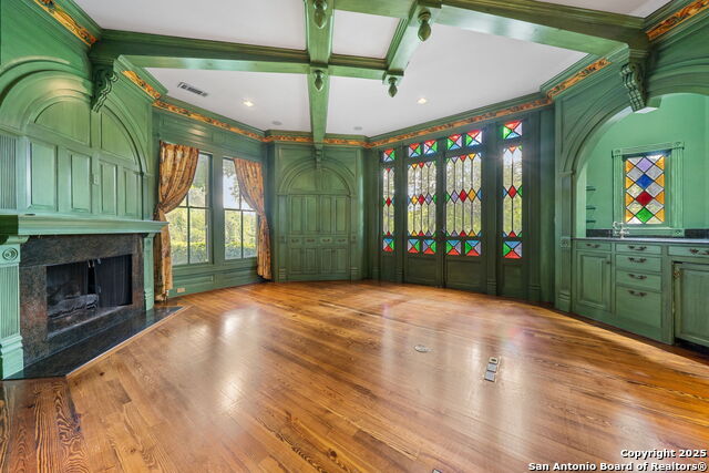 Listing photo id 13 for 833 Belvin  